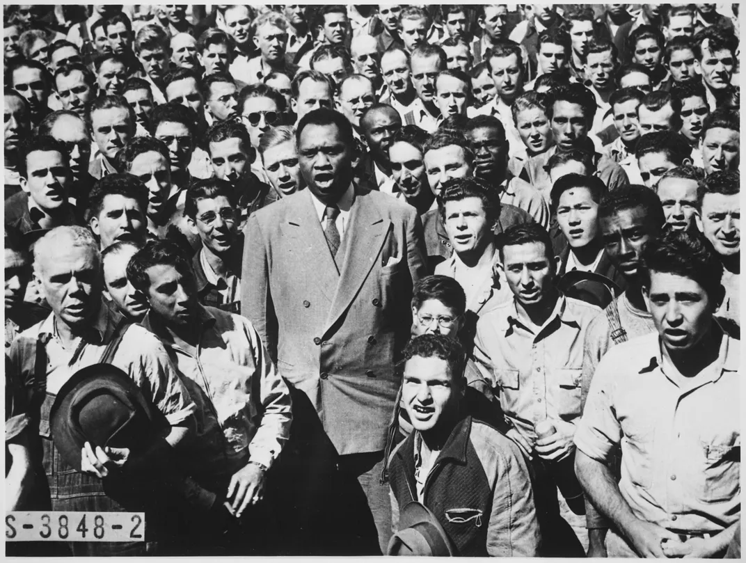 In 1942, Robeson leads a group of shipyard workers in singing "The Star-Spangled Banner."