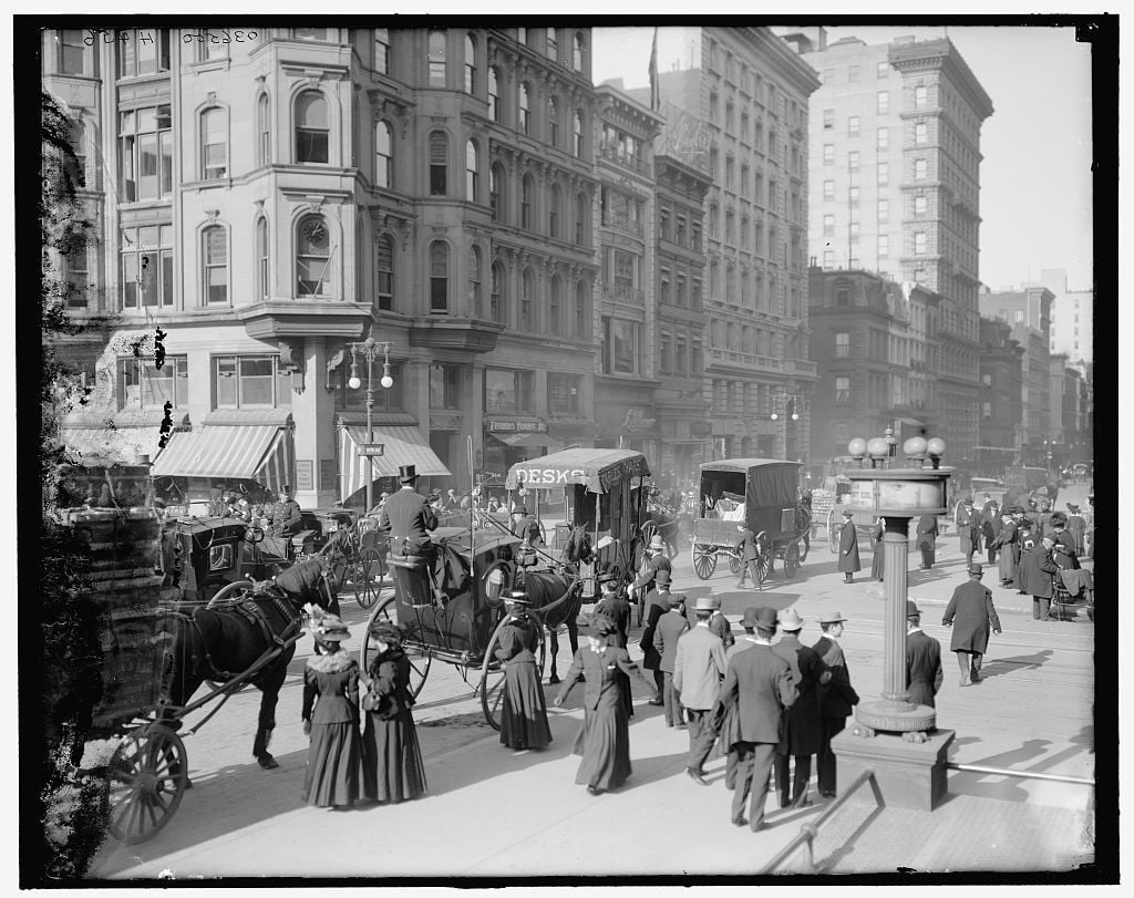 View of a busy street in Manhattan between 1900 and 1910